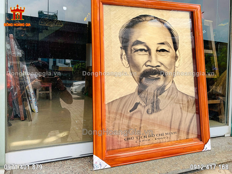 Tranh Bác Hồ bằng đồng cạo xước giả cổ thích hợp bày trí tại phòng khách